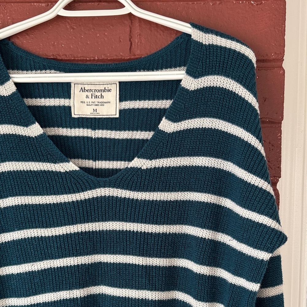 Abercrombie & Fitch Teal and White Striped Knit V-Neck - Picture 4 of 7